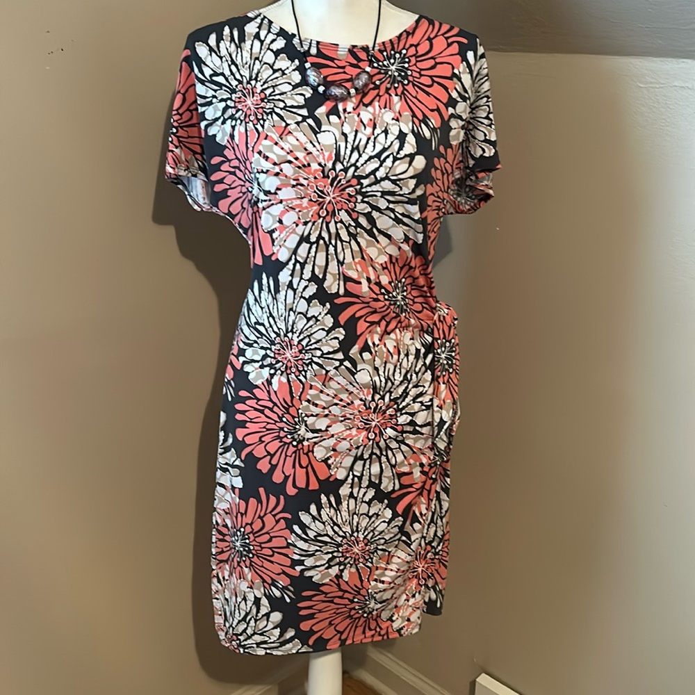 Robbie Bee floral wrap dress peach, grey, tan white.  Medium Petite MP